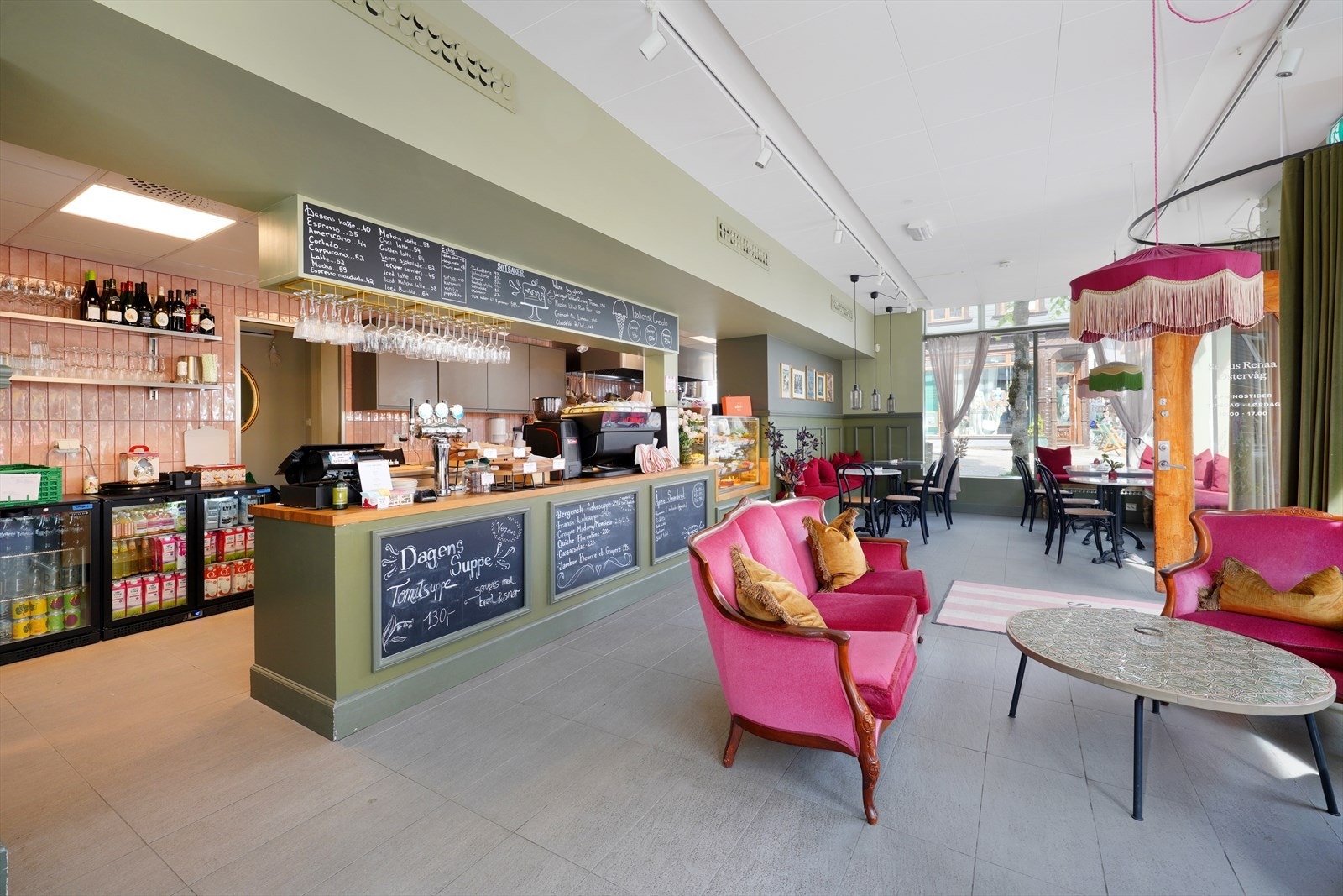 Lys og innbydende kafé med moderne fasiliteter og variert sitteplassering. Perfekt for sosiale sammenkomster eller avslappende pauser. Galleribilde
