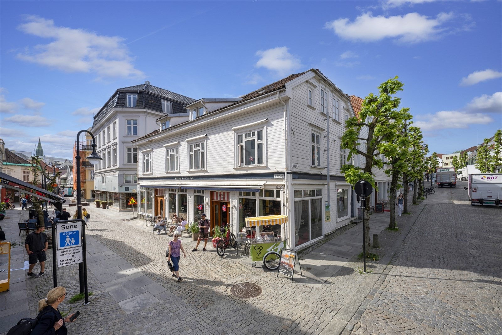 Sjarmerende hjørneeiendom i livlig byområde med shoppingmuligheter og attraktiv gågate. Galleribilde