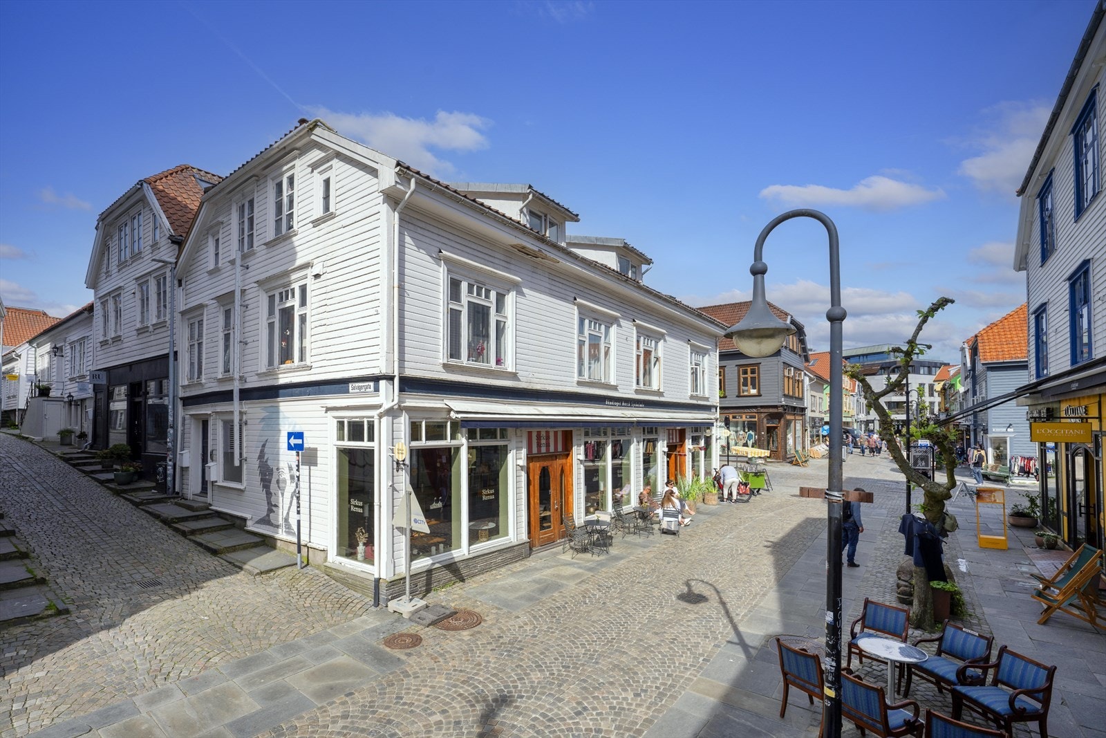 Sjarmerende hjørneeiendom i historisk område med livlige butikker og kaféer, perfekt for næringsdrivende. Galleribilde