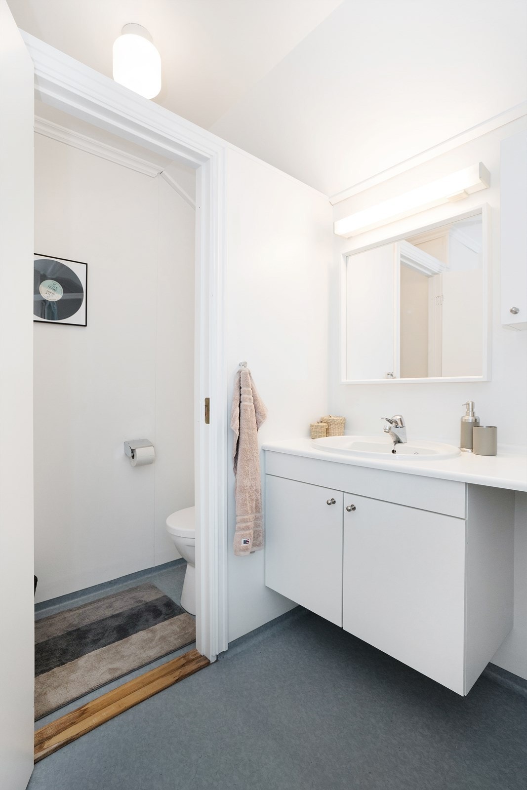 Lyst bad med praktisk løsning. Galleribilde