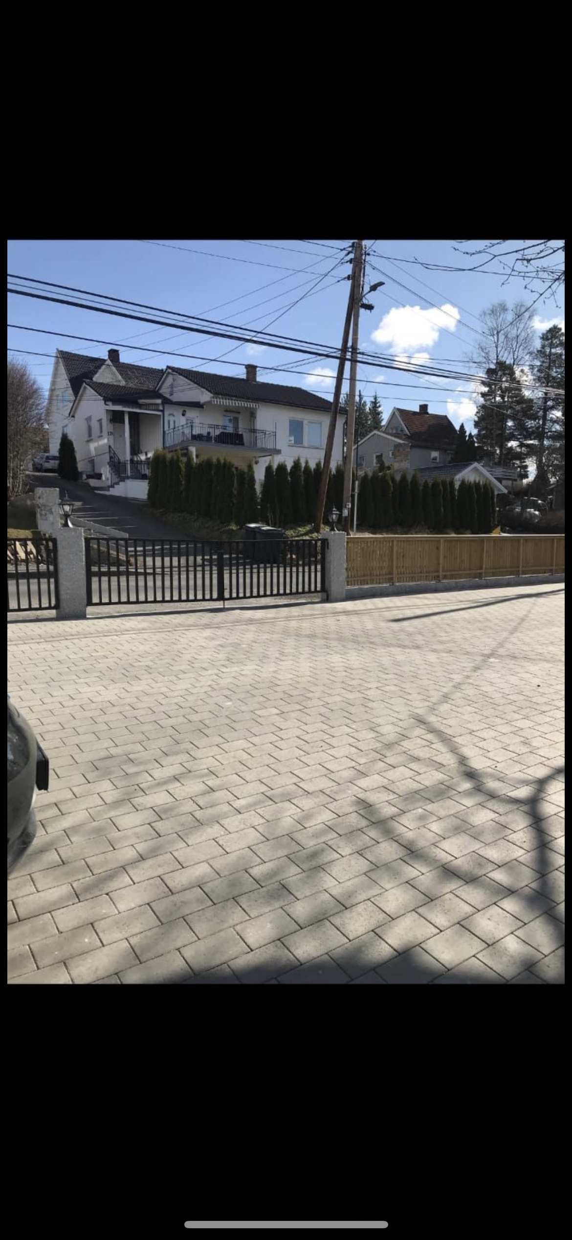 Hagen foran huset på 200 kvaderatt meter med mulighet til å parkere bilen Galleribilde