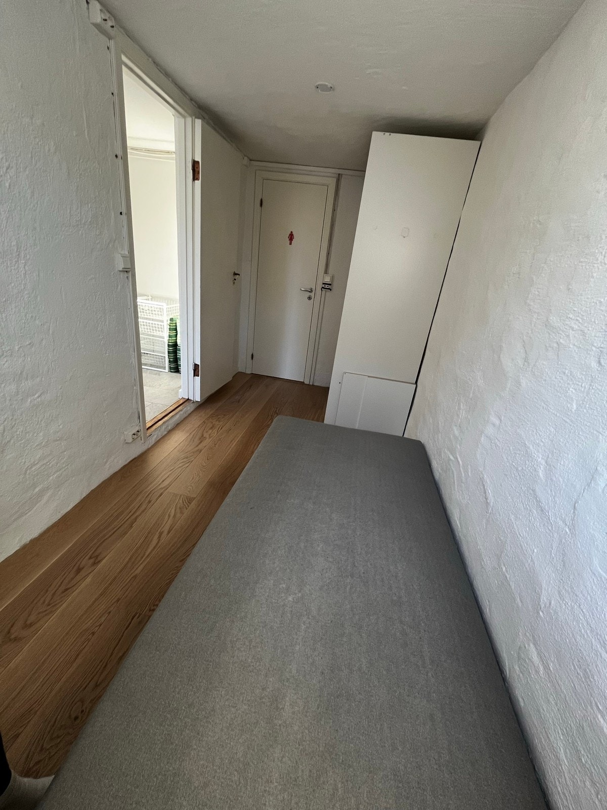 Soverom med klesskap Galleribilde