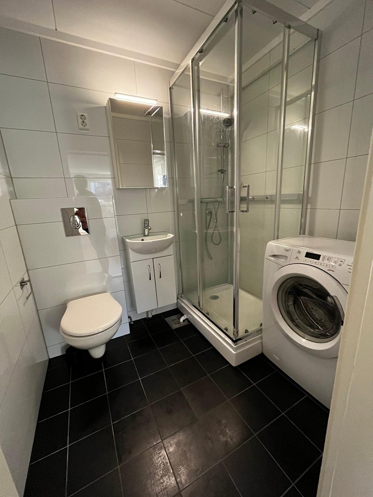 Eget baderom med vaskemaskin Galleribilde