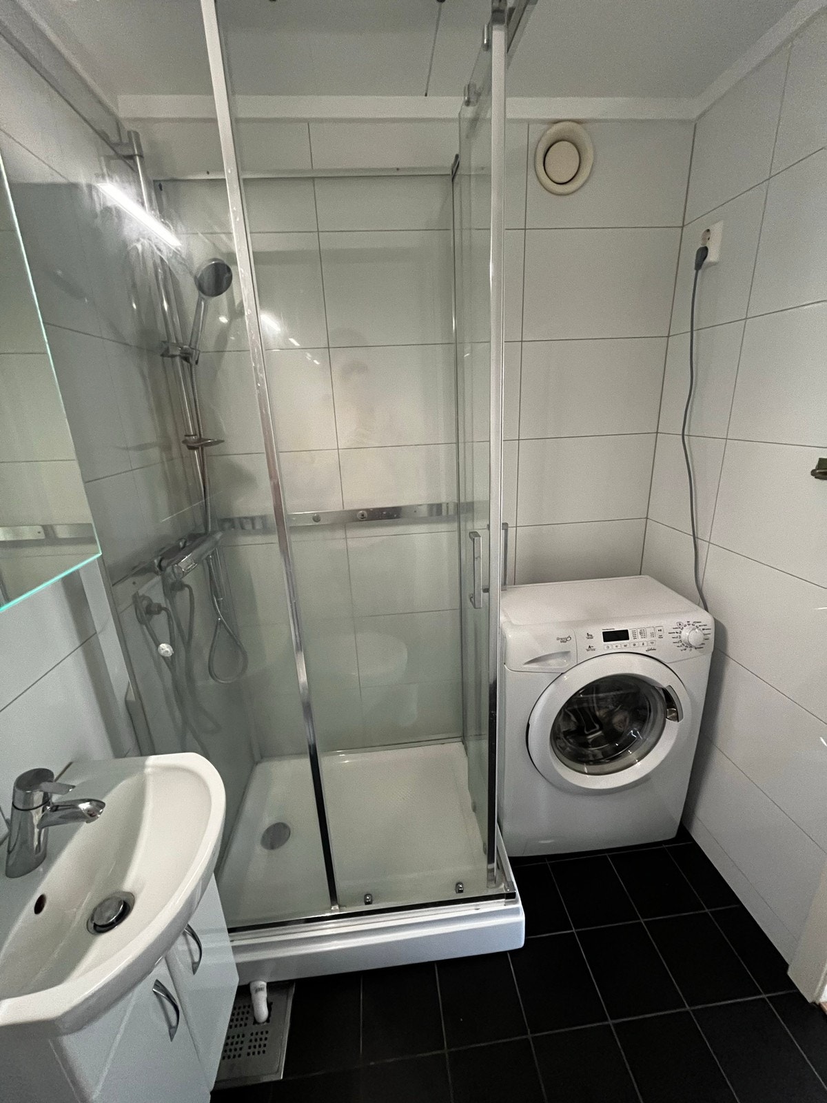 Dusjkabinett og vaskemaskin Galleribilde