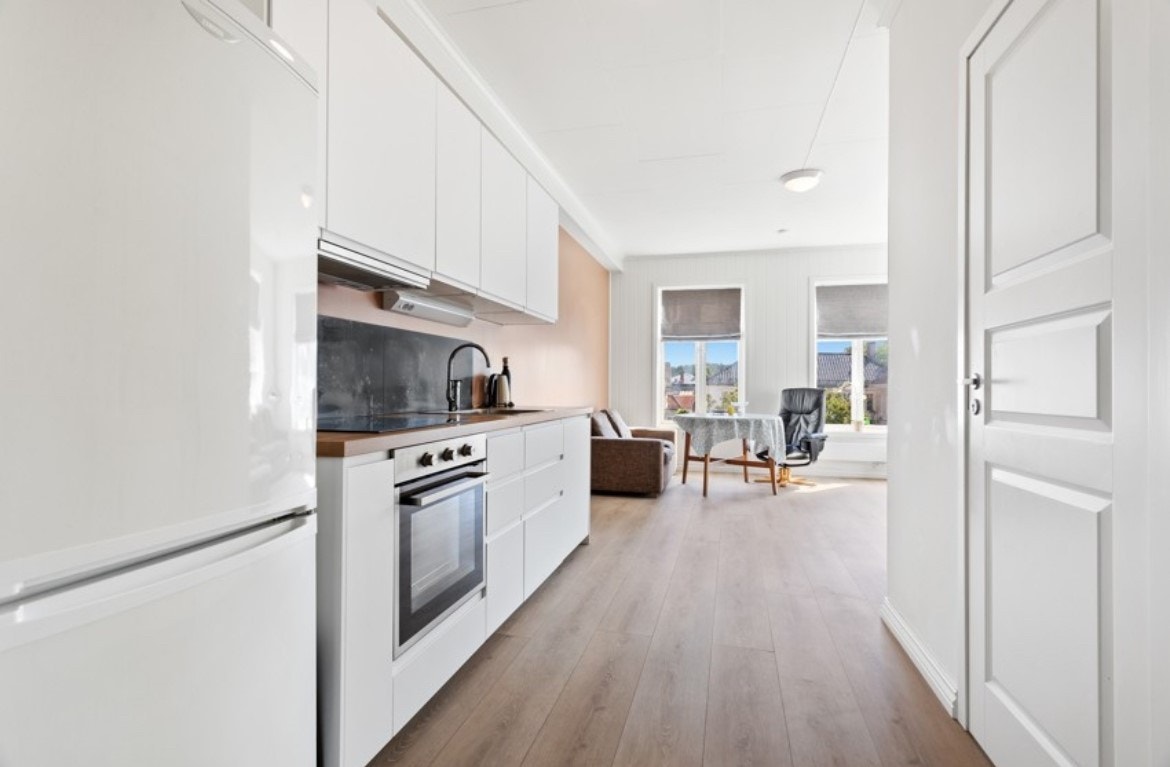 Ikea-kjøkken fra 2022 med hvite kjøkkenfronter og benkeplate i eik Galleribilde