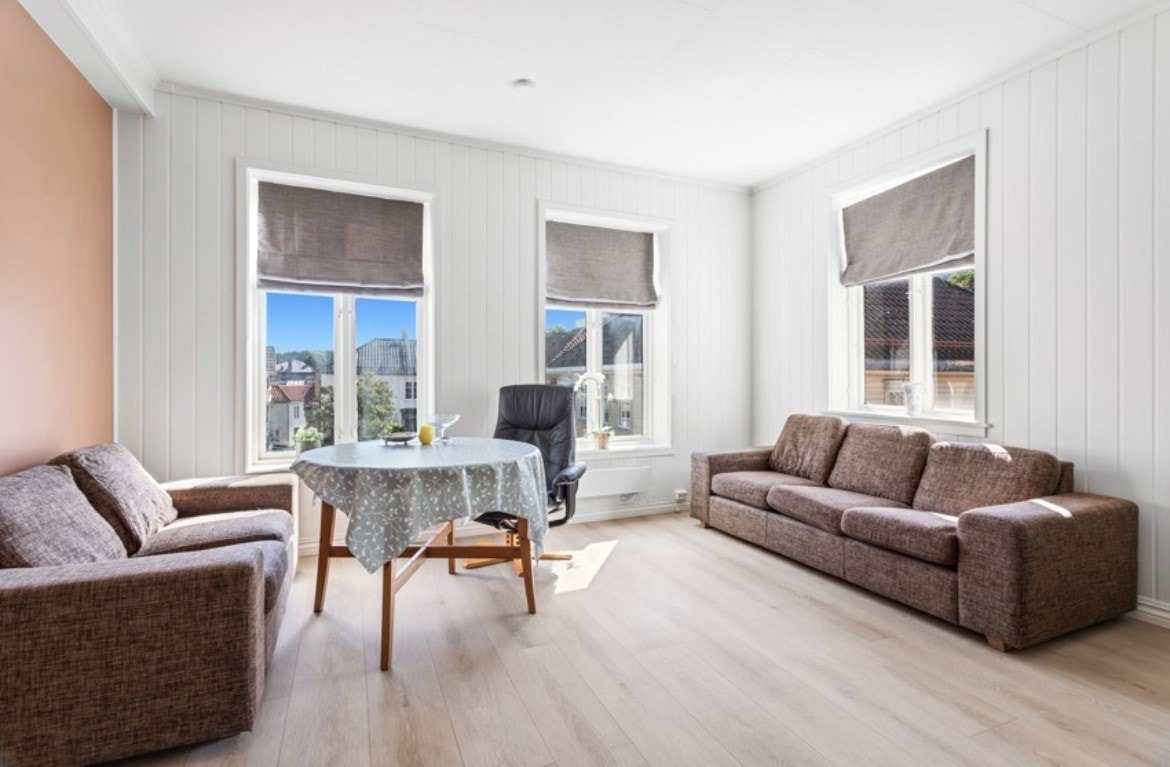 Romslig stue med godt lysinnslipp. Utsikt mot Øvre Torg Galleribilde