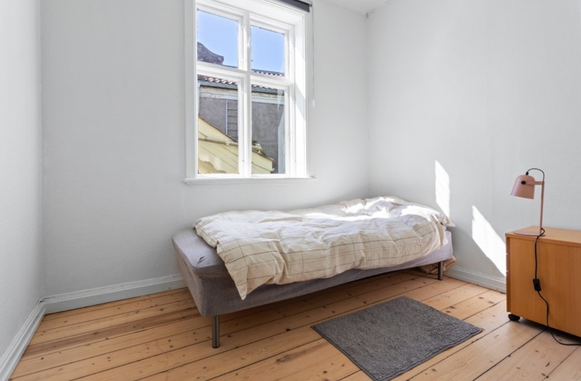 Soverom med god plass til dobbeltseng mot rolig bakgård Galleribilde