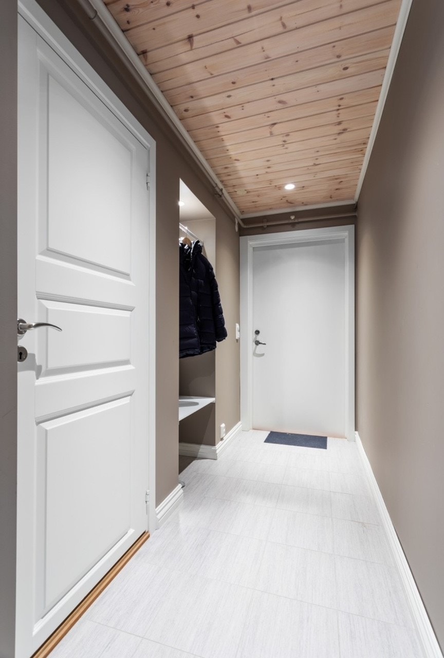 Romslig flislagt entré Galleribilde