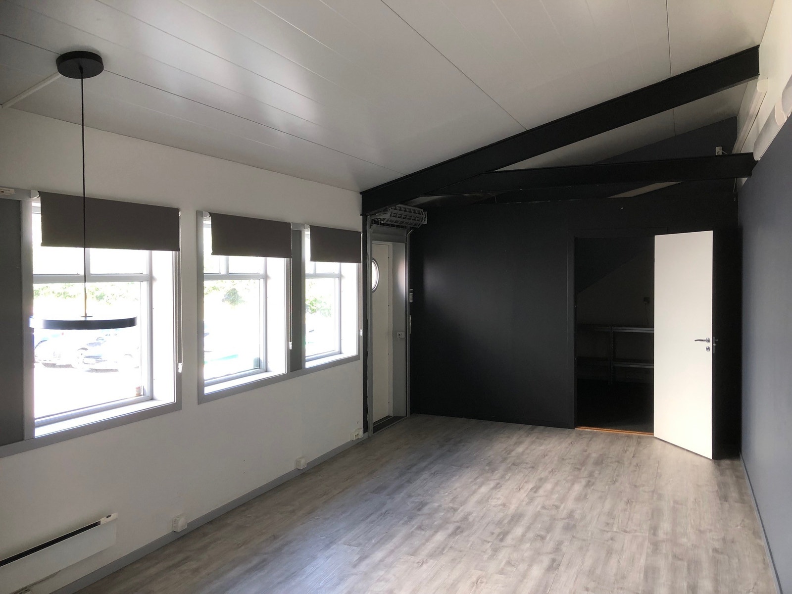 Lokale bak med dør til skråplan, lett adkomst varer og folk. Galleribilde