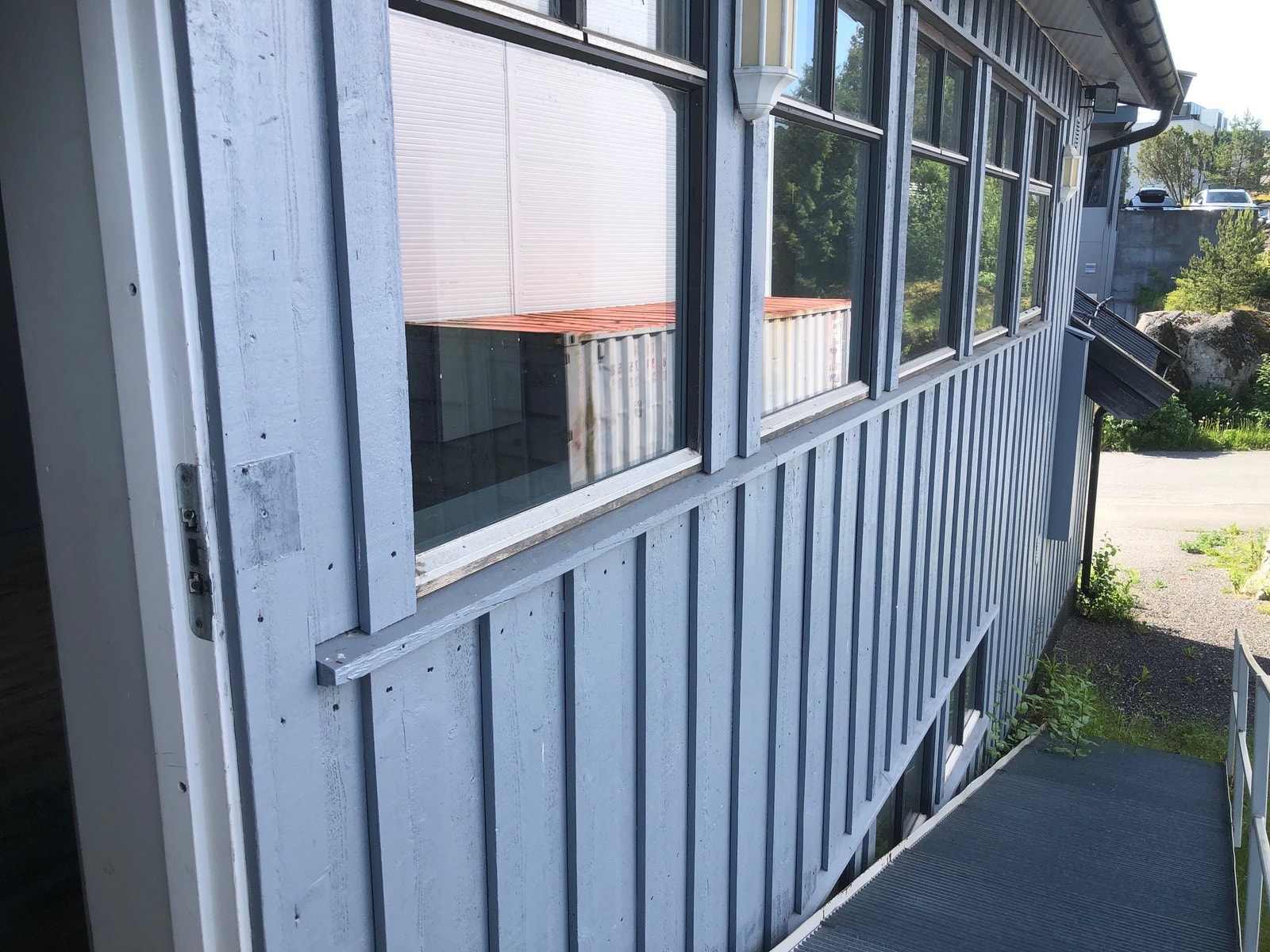 Inngang bak med skråplan Galleribilde