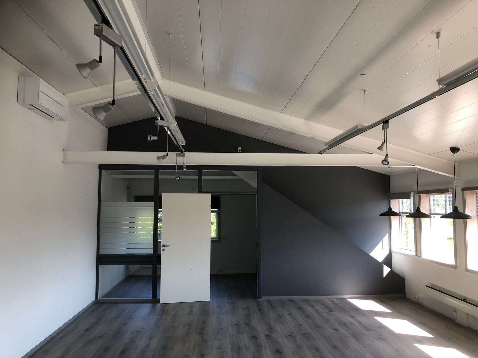 Frontlokale mot Sonsveien, med dør til separat kontor Galleribilde