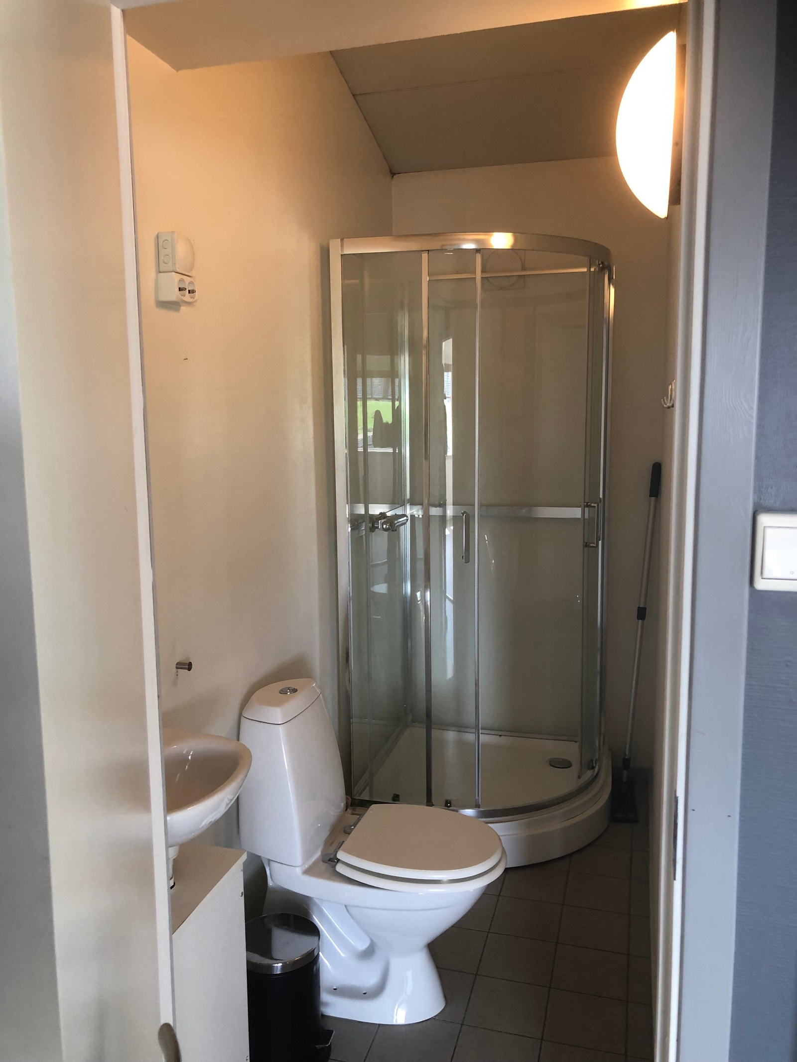 Toalett, vask, dusj Galleribilde