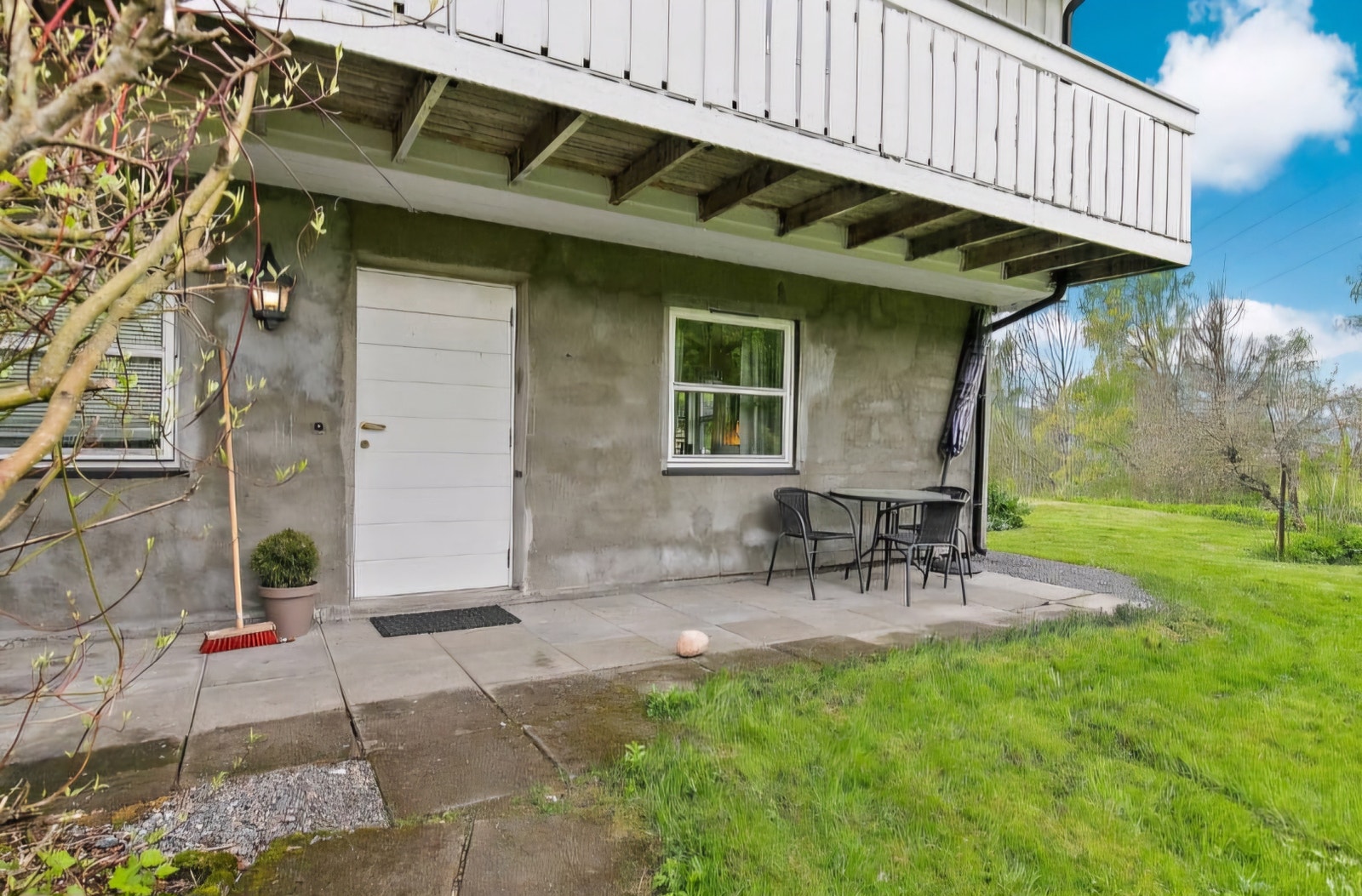 Egen inngang via et overbygd og hellebelagt areal. Galleribilde