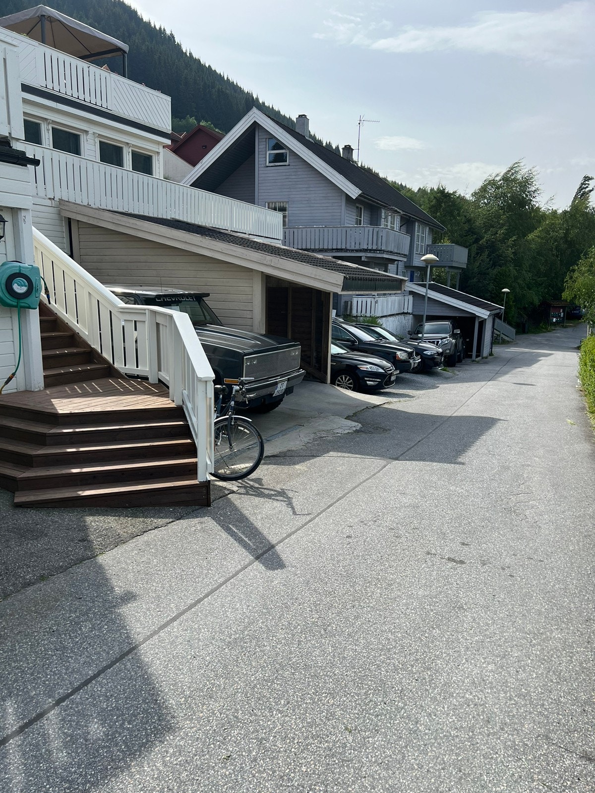 Rolig ende gate sentralt, med ett par hundre studenter i gaten ovenfor. Galleribilde