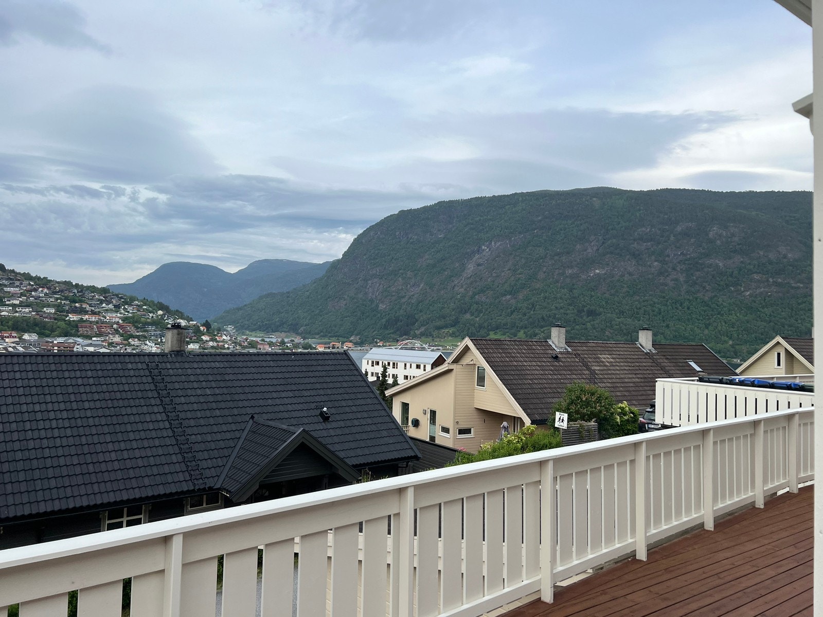 Broen til kaupanger i horisonten, fjordstien går i nærheten herfra til broen. Galleribilde