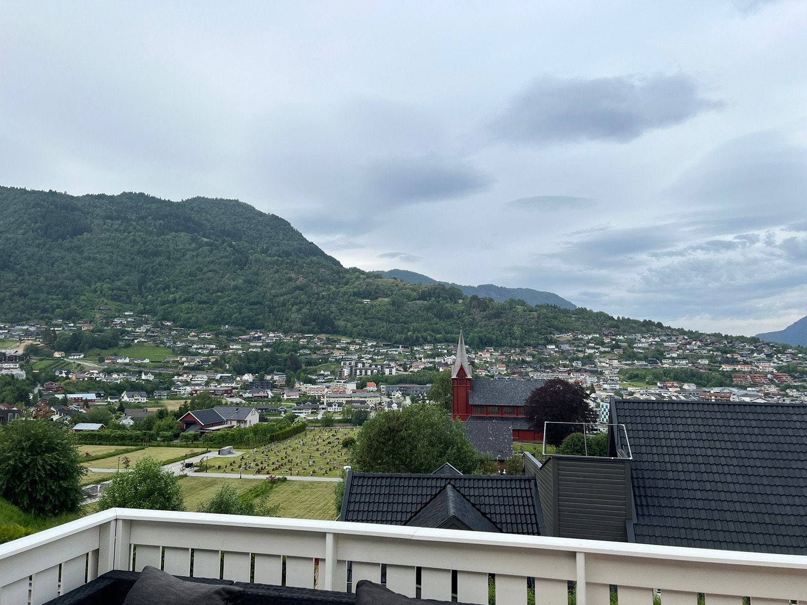 Kirka og byggefeltet på andre siden av sentrum, 6min gåavstand i bein linje ned til sentrum. Galleribilde