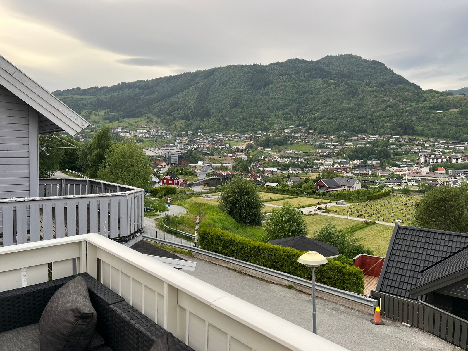 Høyskole og idrettshall i horisonten, går snarveg i rett siktlinje, 6min gåavstand. Galleribilde