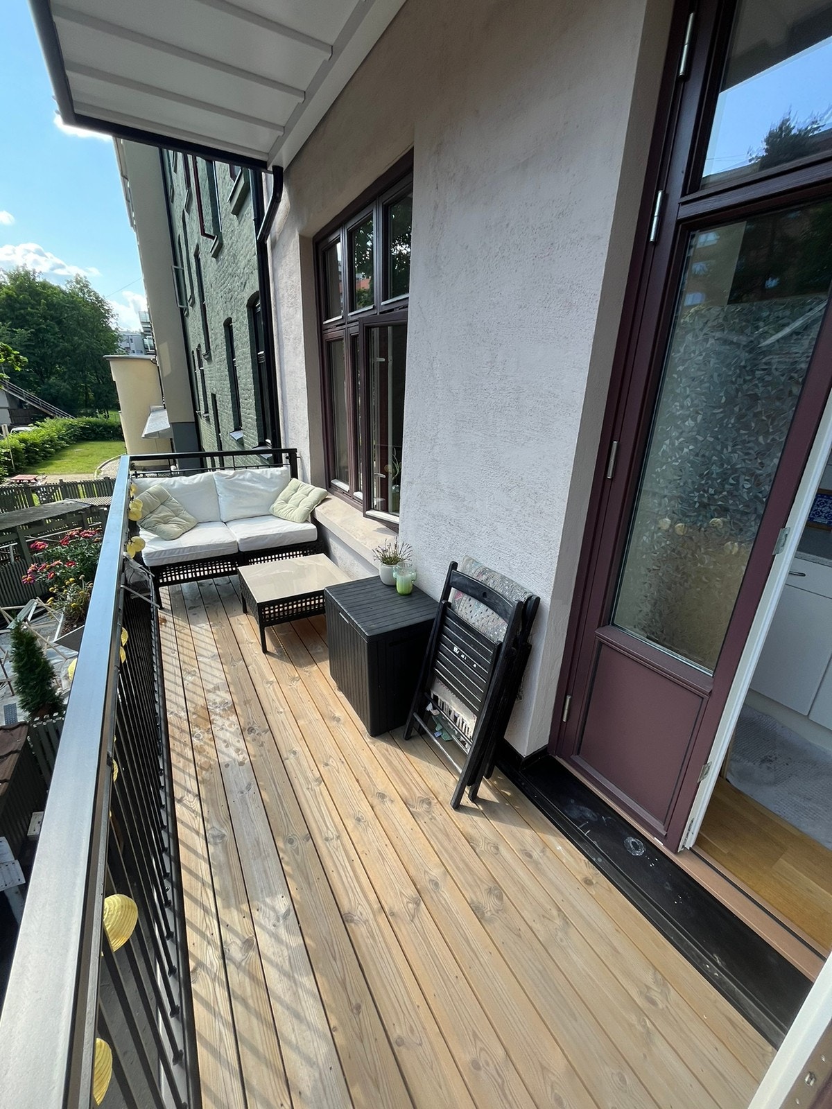 Romslig balkong med møbler Galleribilde