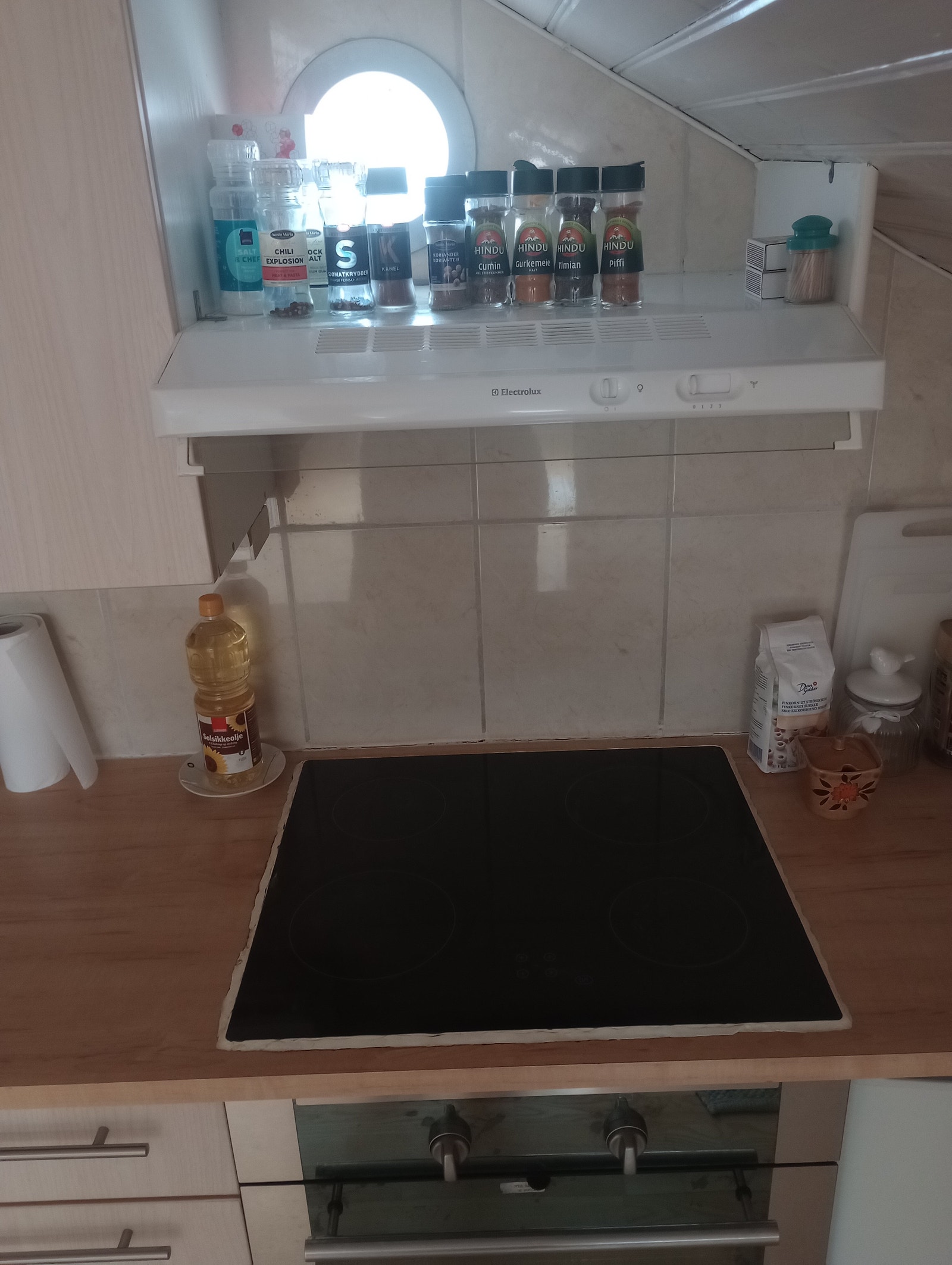 Kjøkkenavdeling med lite vindu. Galleribilde