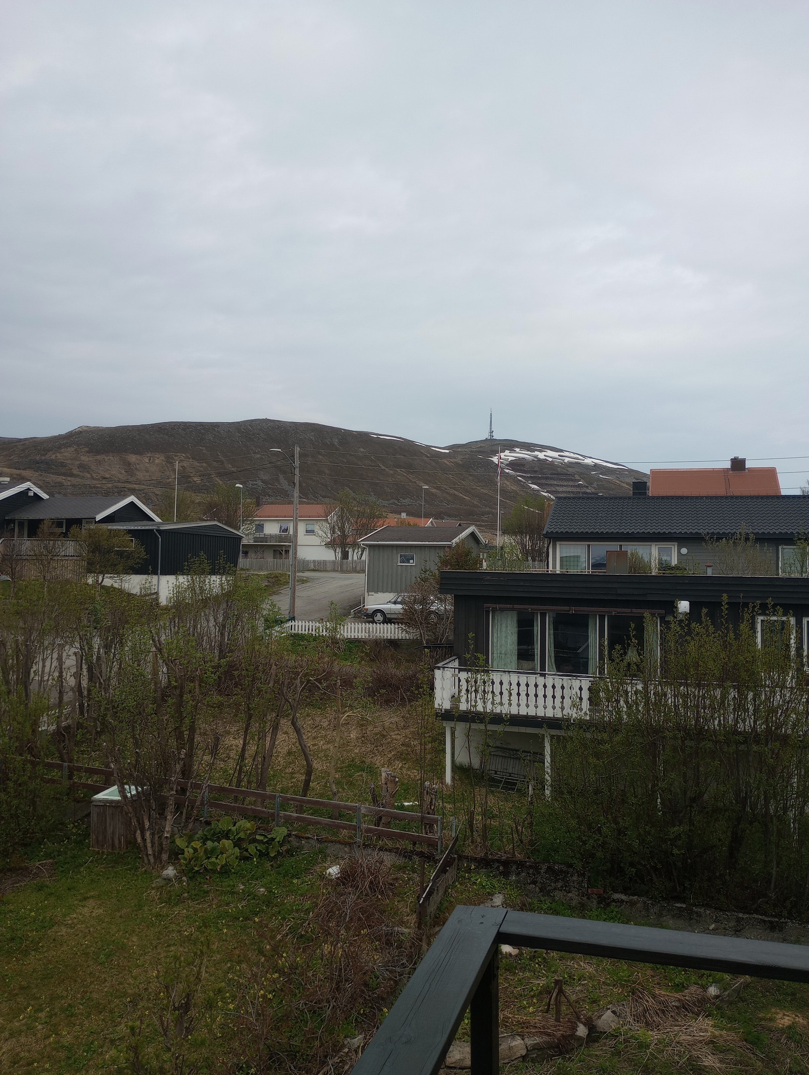 Utsikt fra balkongen mot flyplass og Storfjellet. Galleribilde