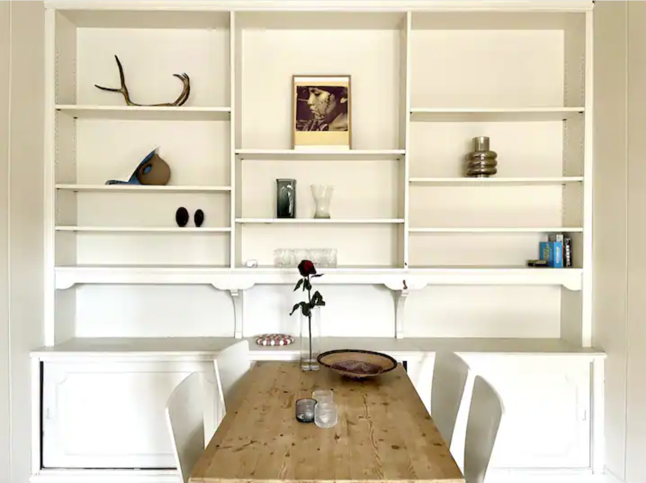 Stue med peis og utgang til balkong Galleribilde