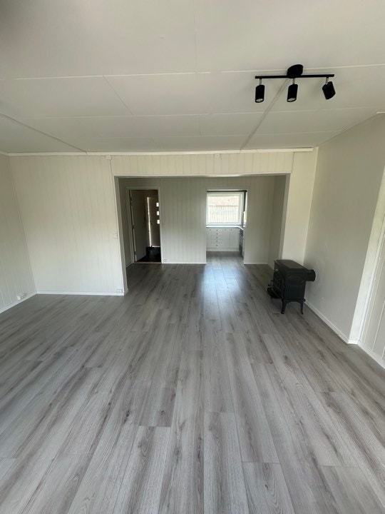 Stor, nyoppusset 4-roms leilighet | Solrik, vestvendt uteplass | Barnevennlig og sentral beliggenhet Galleribilde