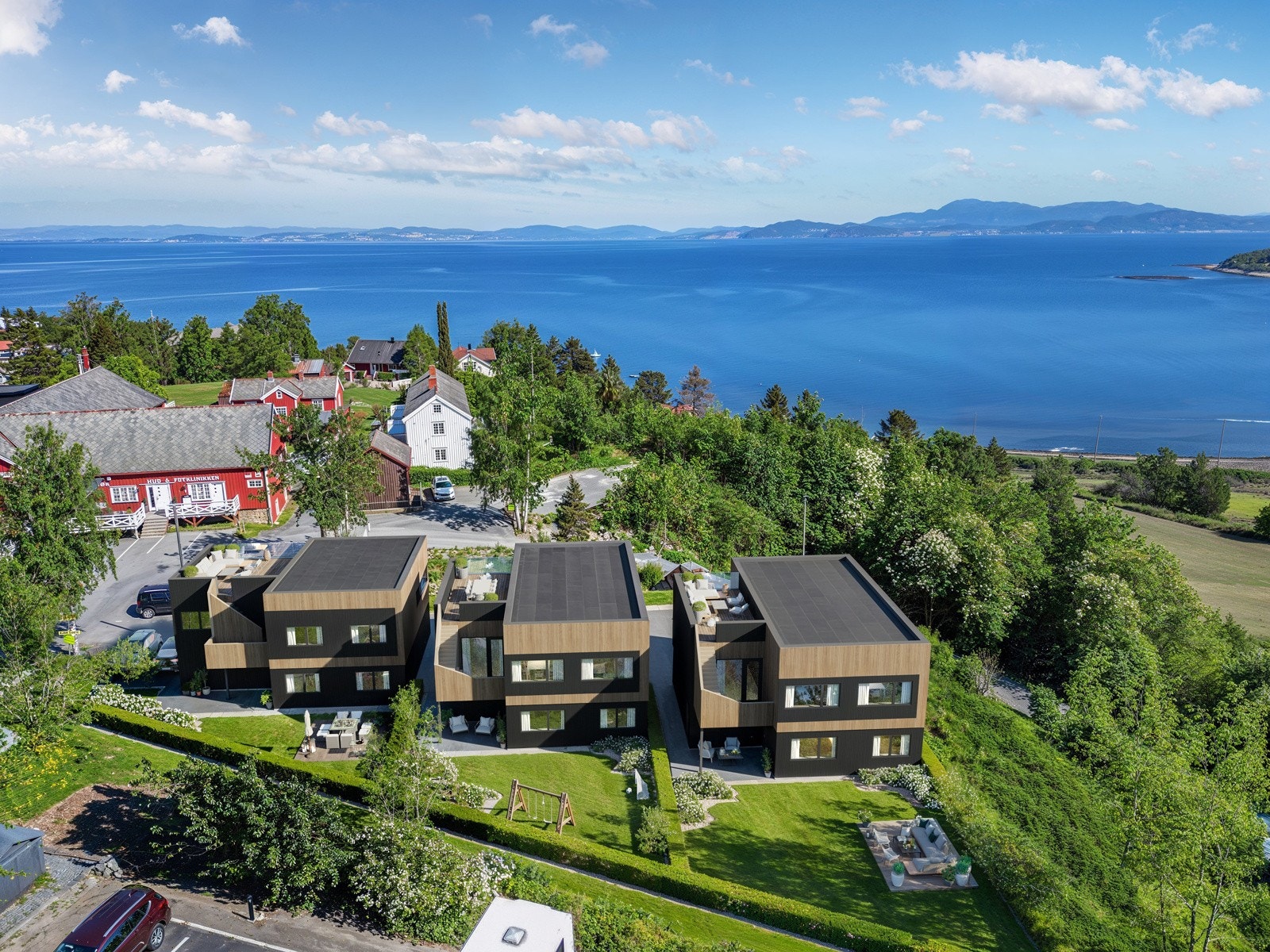 Tre flotte eiendommer med fantastisk utsikt. Eiendommene byr videre på utendørsareal med flott opparbeidet gårdsplass og plenareal. Alle boligene vil få minimum to parkeringsplasser inkl garasje. Illustrasjon, Galleribilde