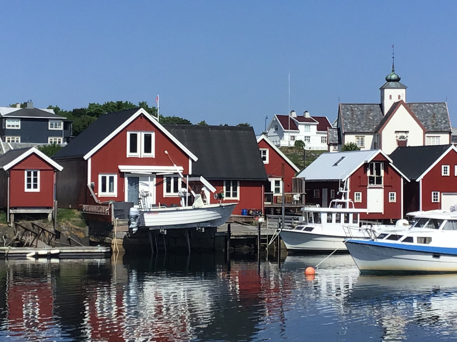Den ligger inne i havnen. Galleribilde