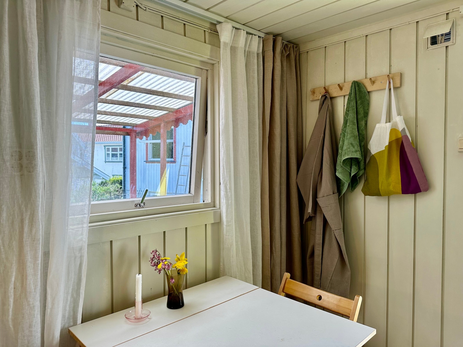 Knaggrekke med badekåpe. Galleribilde