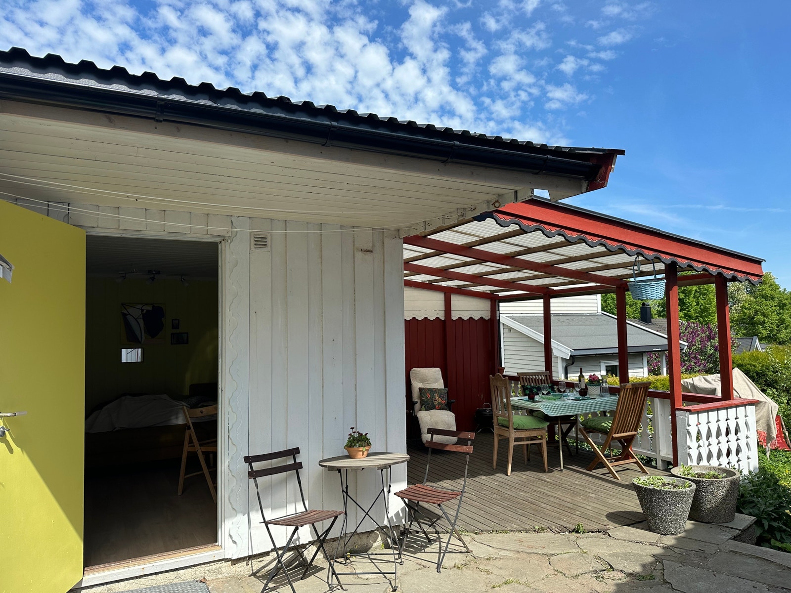 Hagestuen er inn den gule døren. Galleribilde