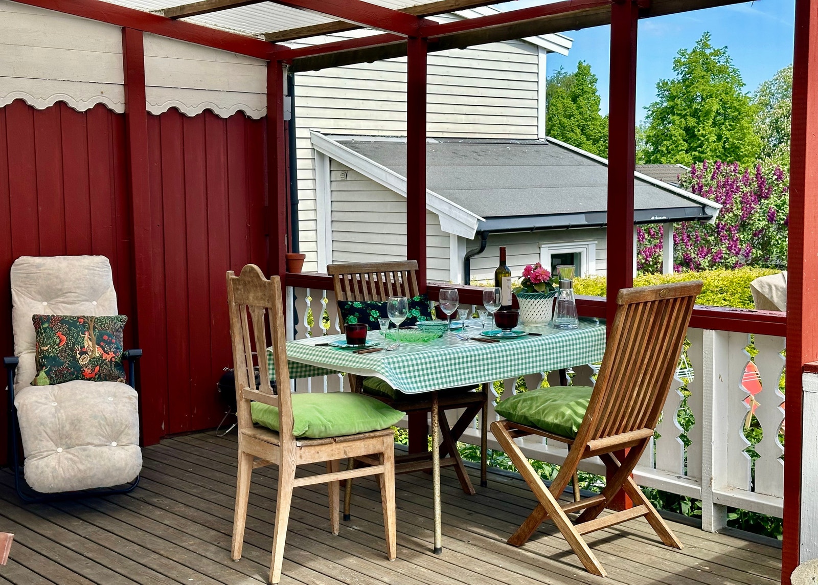 Veranda med spiseplass. Felles for husets vertskap og eventuelt også andre gjester. Galleribilde