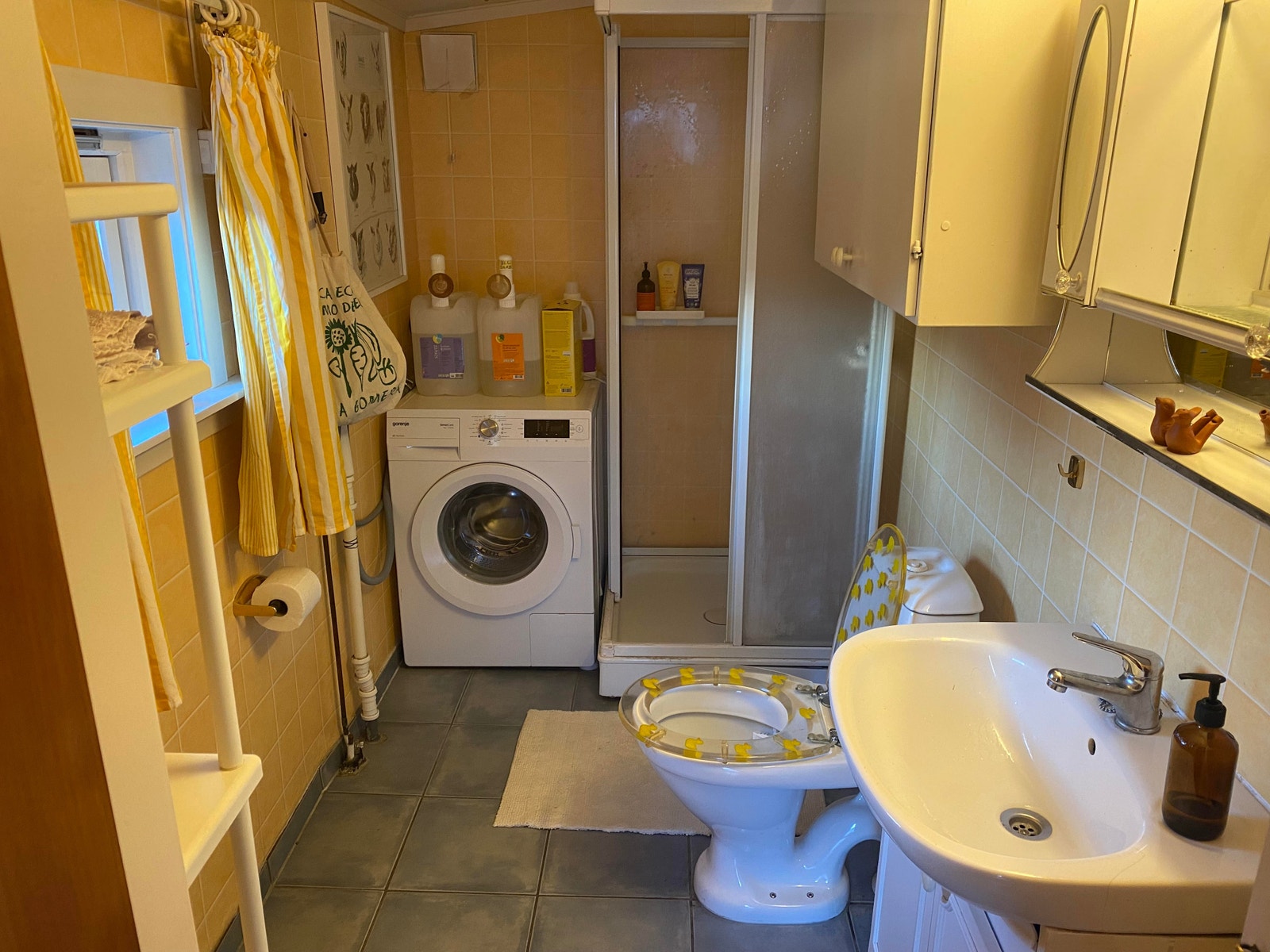 Badet har en enkel standard og deles med vertinnen og eventuelt andre gjester. Inngang fra hovedhusets entre. Galleribilde