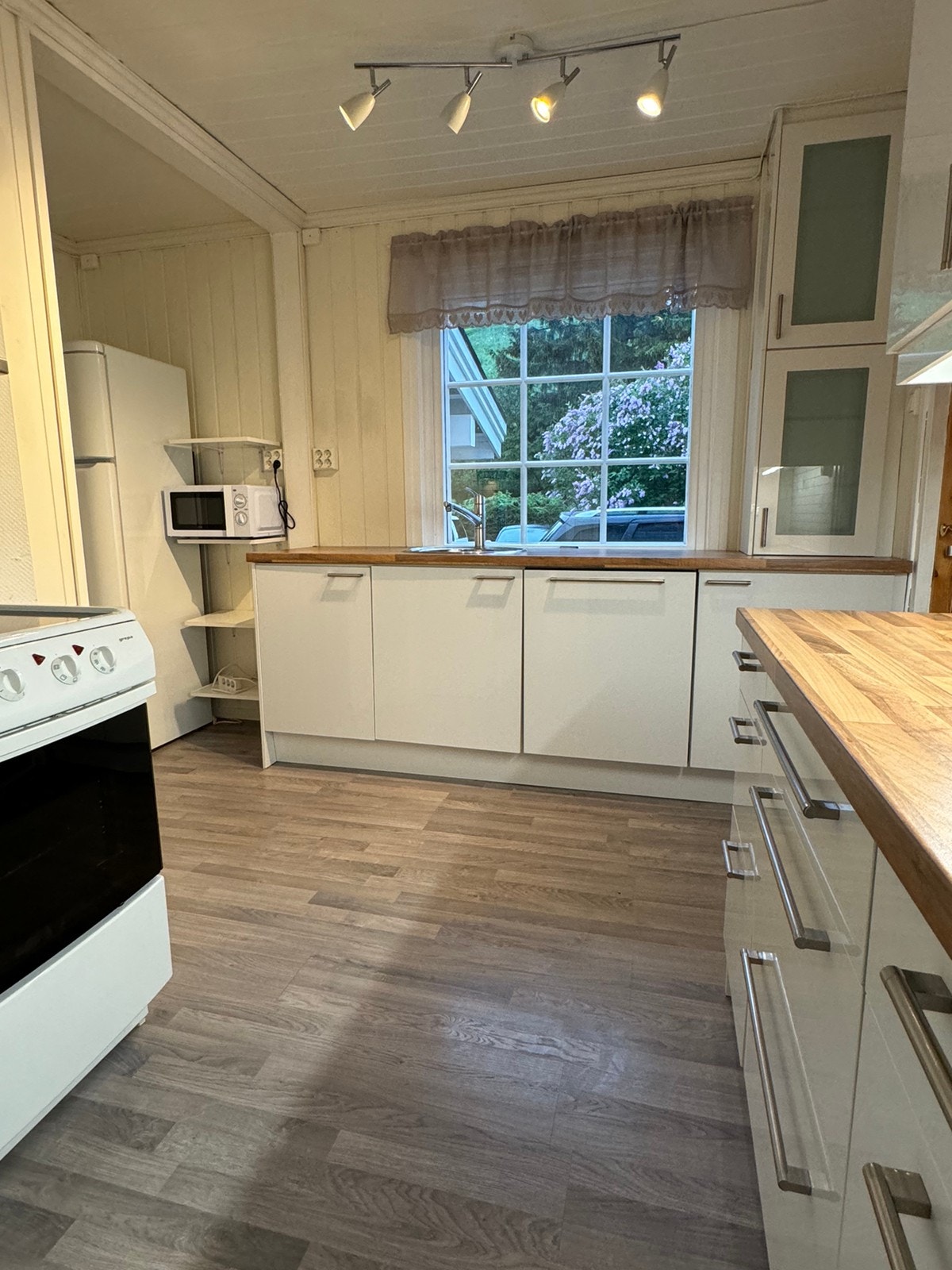 God skap- og benkeplass Galleribilde