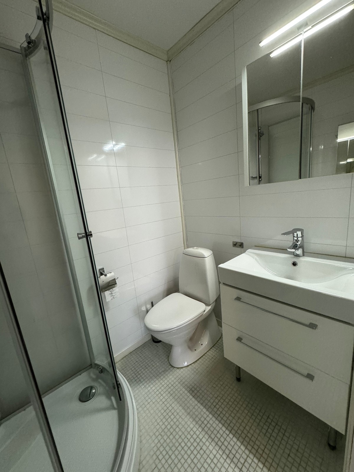 Bad. Oppbevaring i skuffer- og speilskap. Høyskap ved siden av dusj. Galleribilde