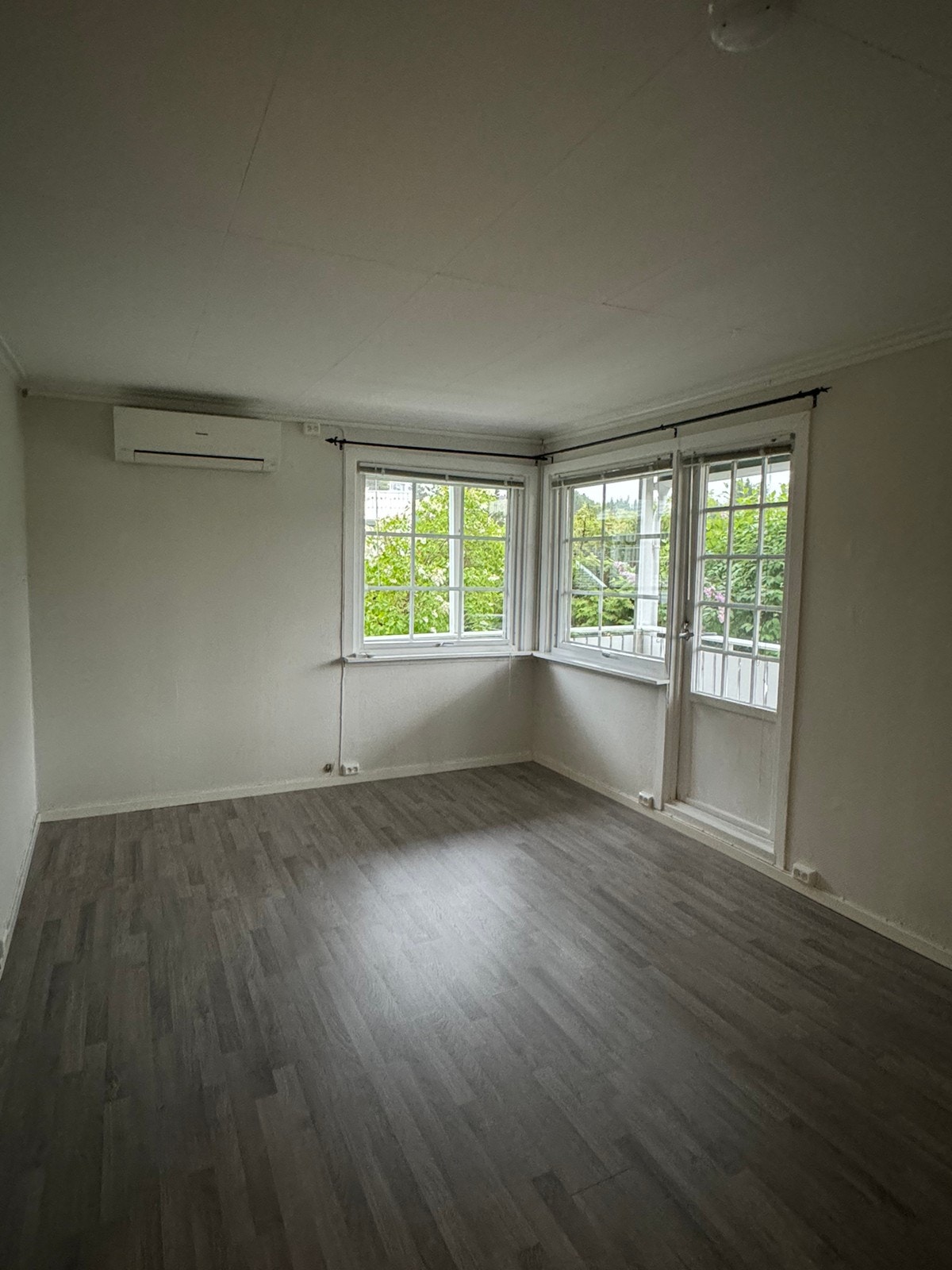 Lys stue med varmepumpe og utgang til terrasse. Galleribilde