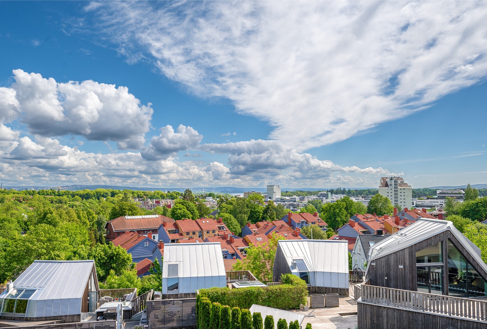 Utsikt mot byen Galleribilde