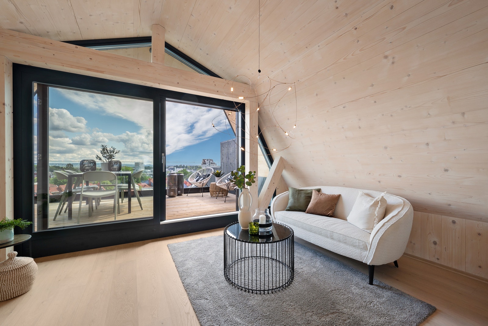 Loftsstue mot terrasse Galleribilde