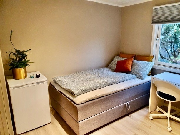 Ett av soverommene - alle fra 9 - 10 m2 - Alle med pult, eget kjøleskap med fryser, samt garderobe og oppbevaring under seng Galleribilde