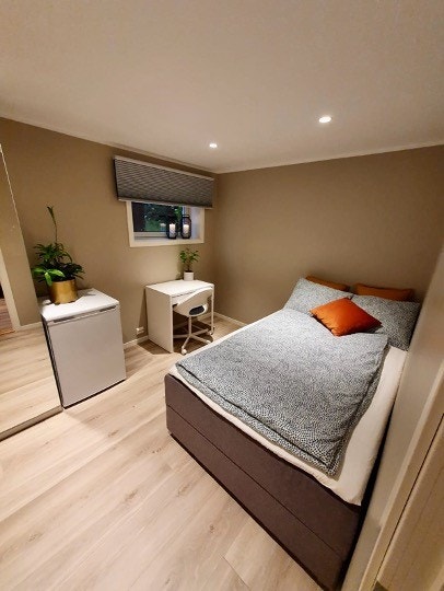 Ett av soverommene - alle fra 9 - 10 m2 - Alle med pult, eget kjøleskap med fryser, samt garderobe og oppbevaring under seng Galleribilde