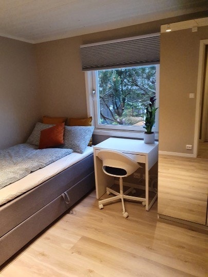 Ett av soverommene - alle fra 9 - 10 m2 - Alle med pult, eget kjøleskap med fryser, samt garderobe og oppbevaring under seng Galleribilde