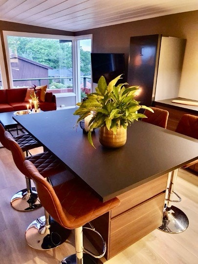 Kjøkken - alt av kopper og kar kjeler og mikroer og glass etc Galleribilde