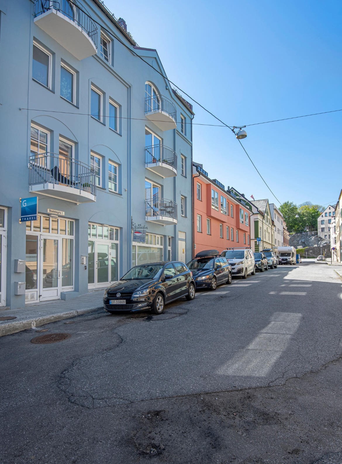 Gateparkering rett utenfor bygget Galleribilde