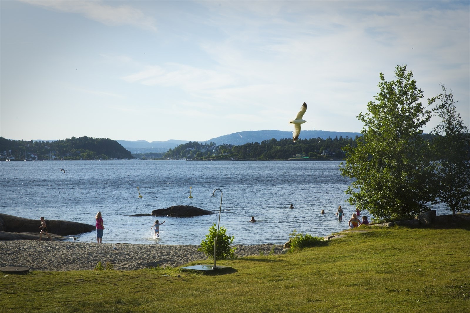 Kort vei til sjøen med badeplasser og kyststi. Galleribilde