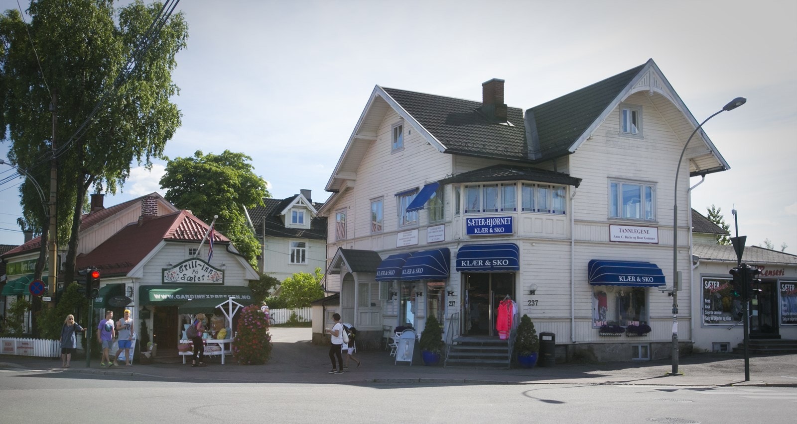 På Sæter er det et bredt utvalg av forretninger, serveringssteder og servicetilbud Galleribilde