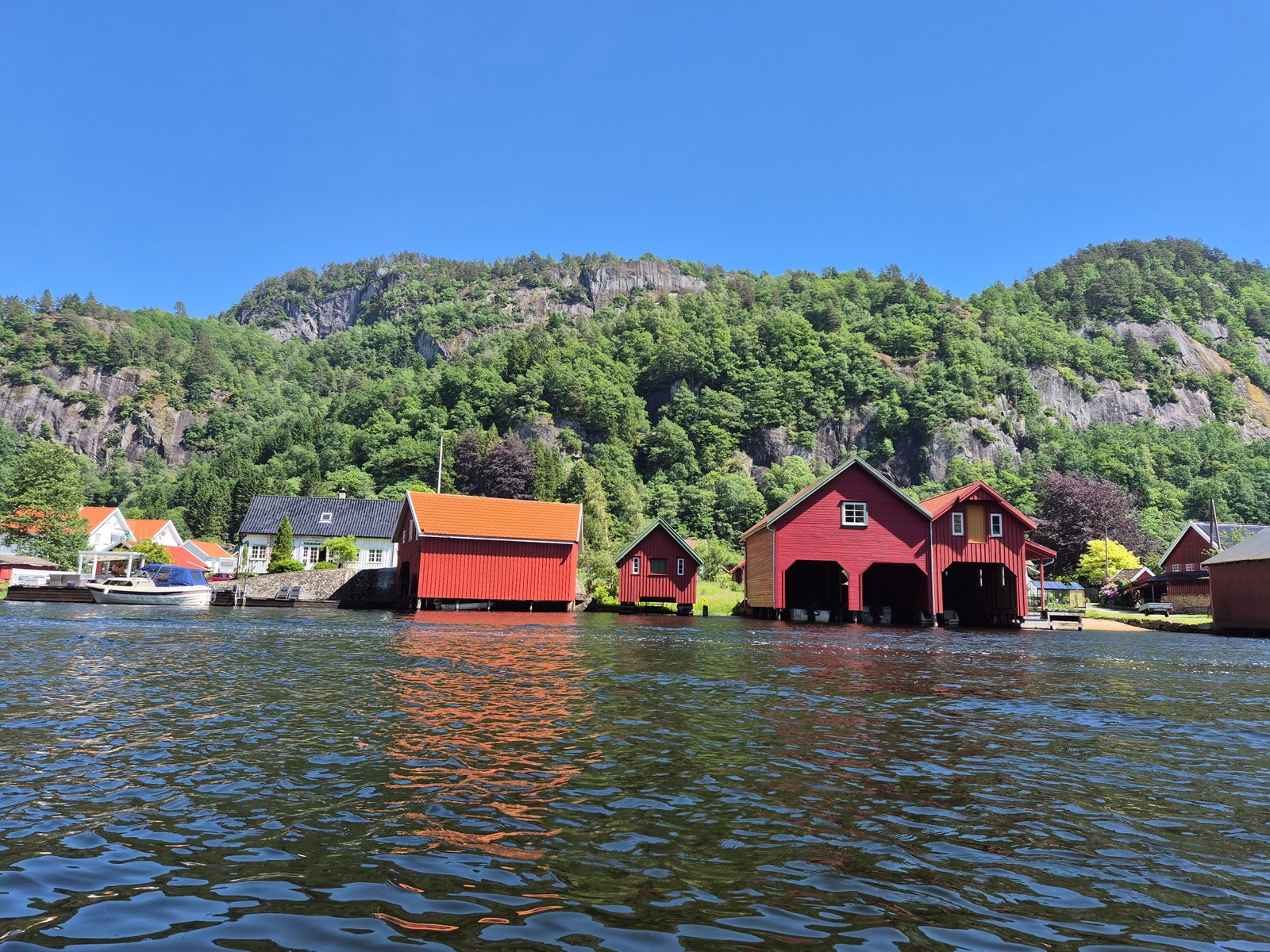 Utsikten fra terrassen som har morgensol (08-12) og er under tak Galleribilde