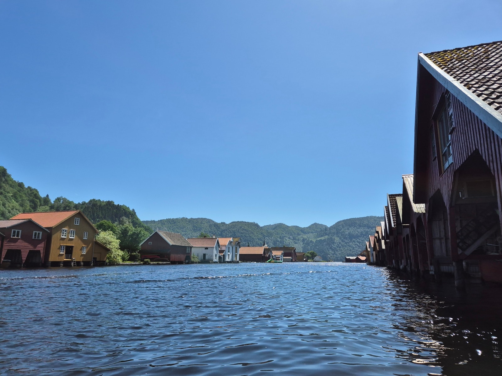 Utsikten nedover Fedaelven ut mot fjorden Galleribilde