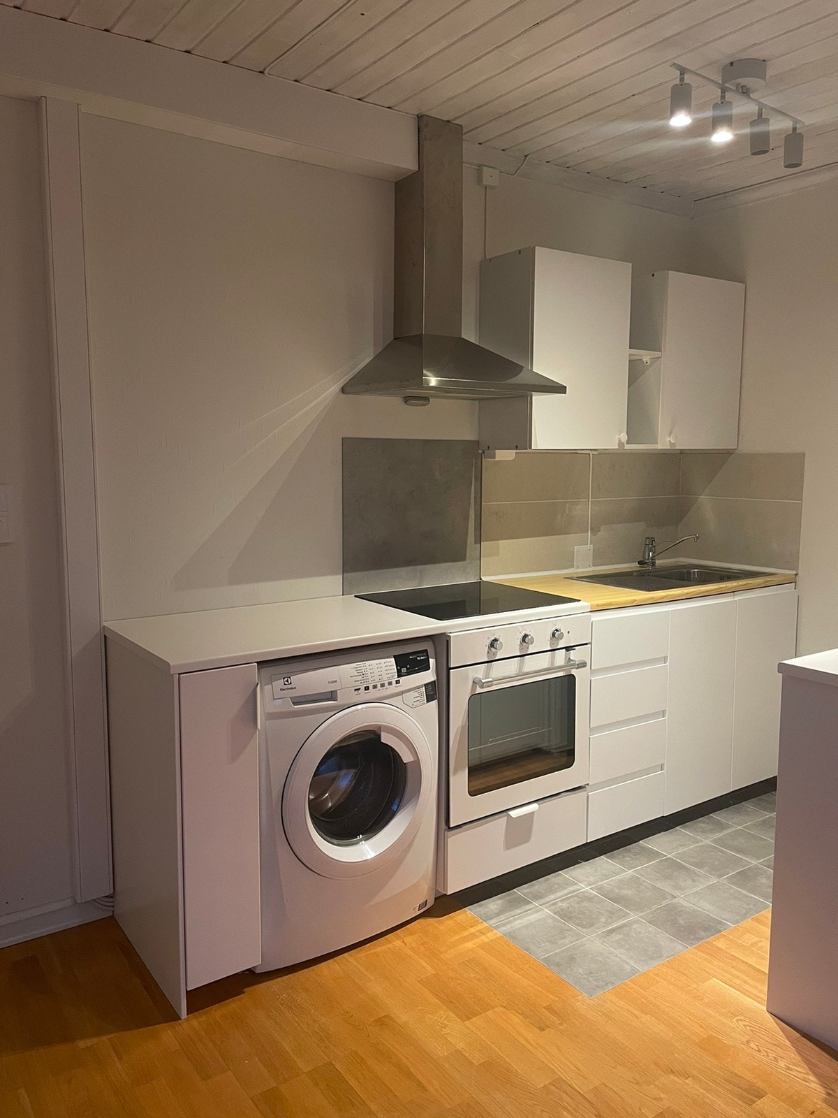 Kjøkken med ny(2024) komfyr, kjøleskap samt vaskemaksin Galleribilde