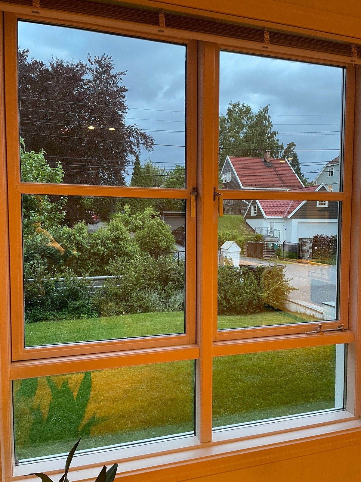 Store vindusflater med persienner som kan gi full skjerming Galleribilde