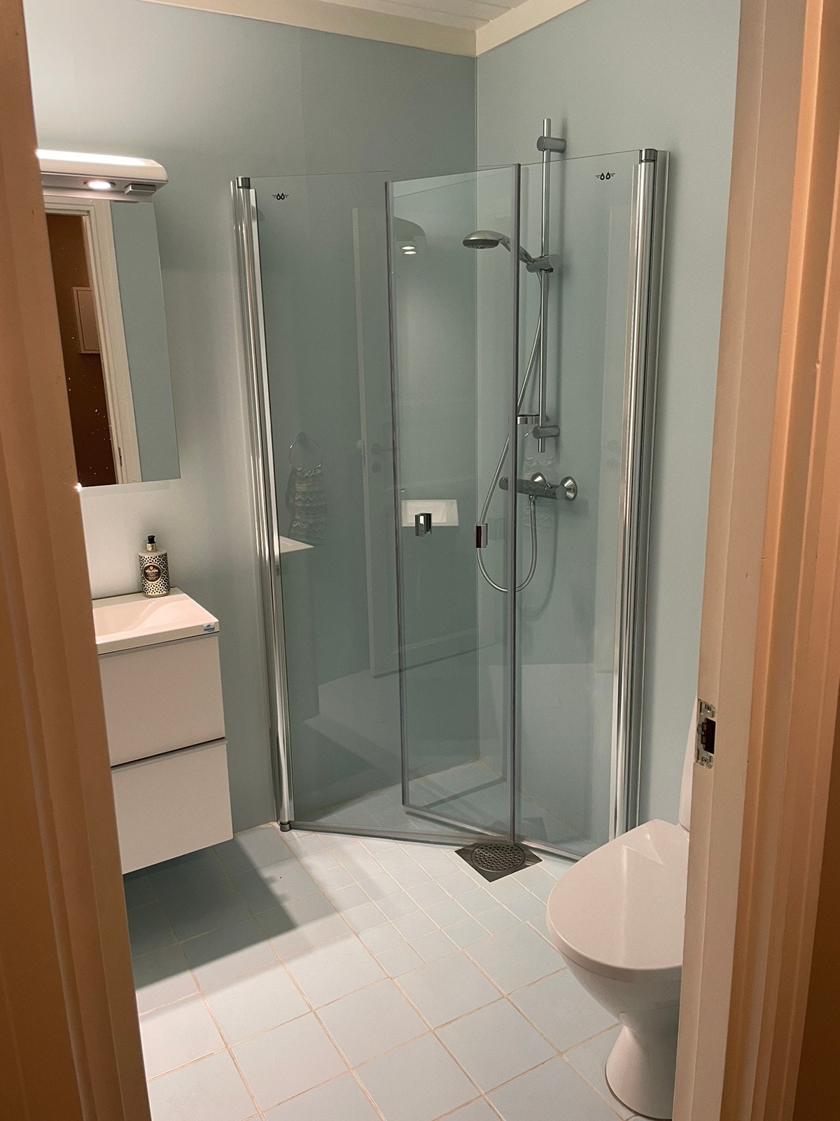 Delikat bad med dusj, wc og vask Galleribilde