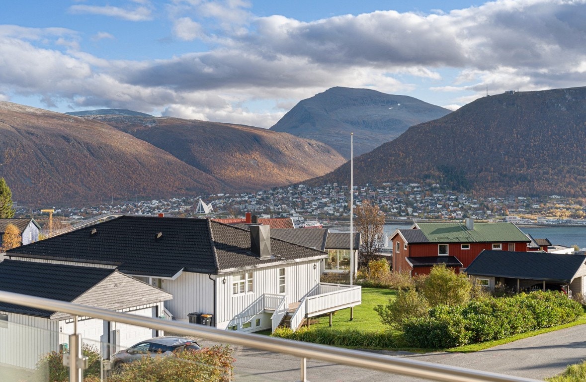 Utsikt fra stua mot Tromsdalstinden Galleribilde